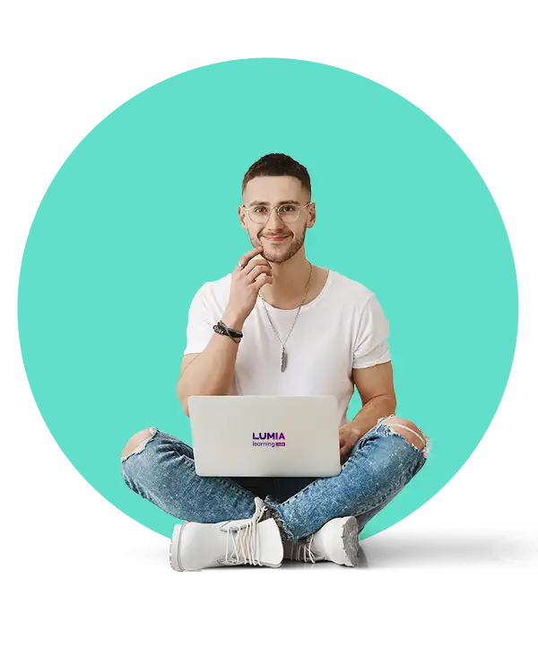 Muchacho sentado en piso con una laptop de Lumia Learning